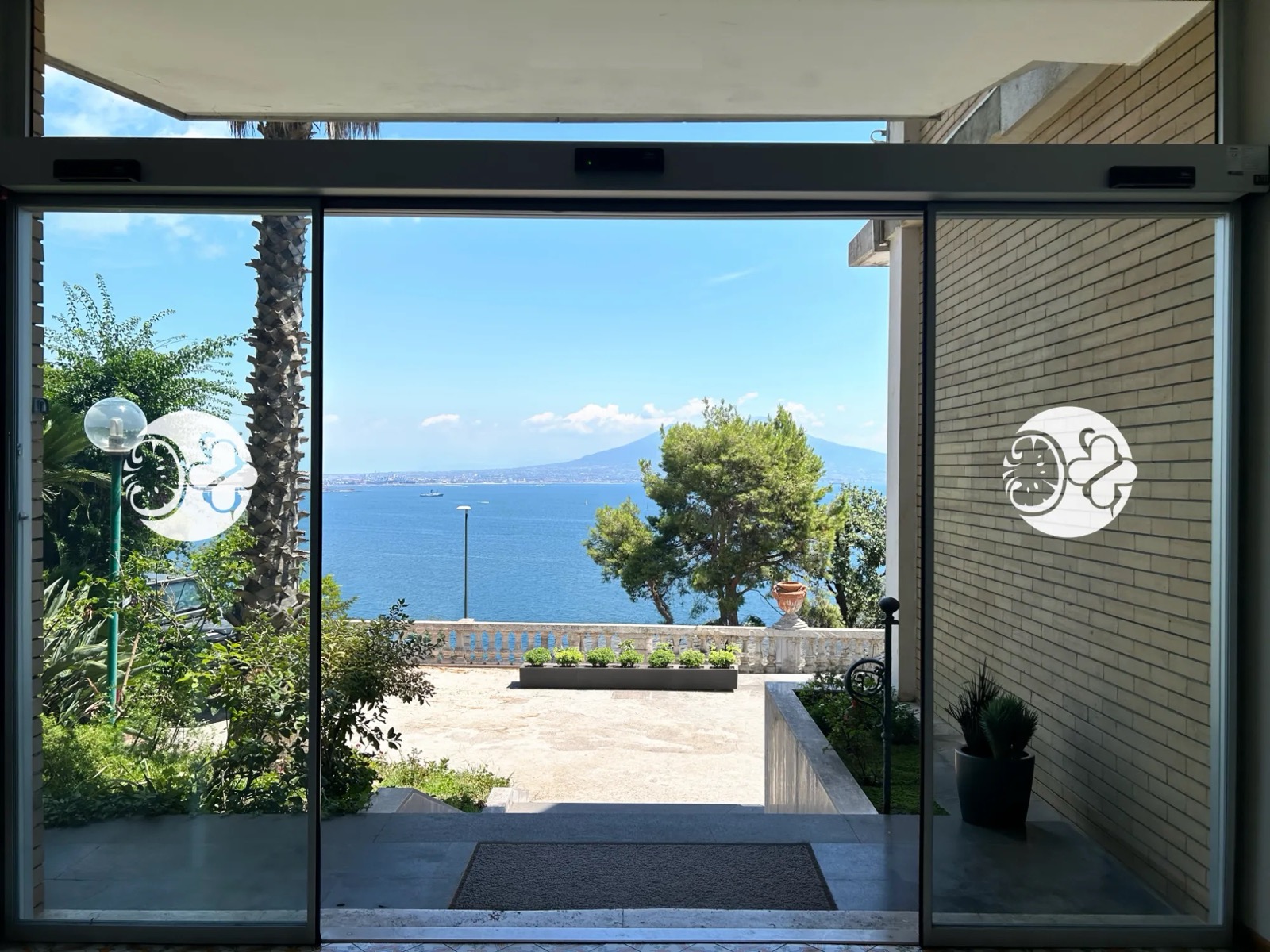 L'ingresso della Clinica Posillipo con la vista sul Golfo di Napoli e il Vesuvio
